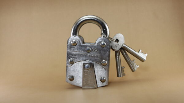 Nadeem five levers Triple Plate iron Pad Lock 5cm with Three keys - Image 2